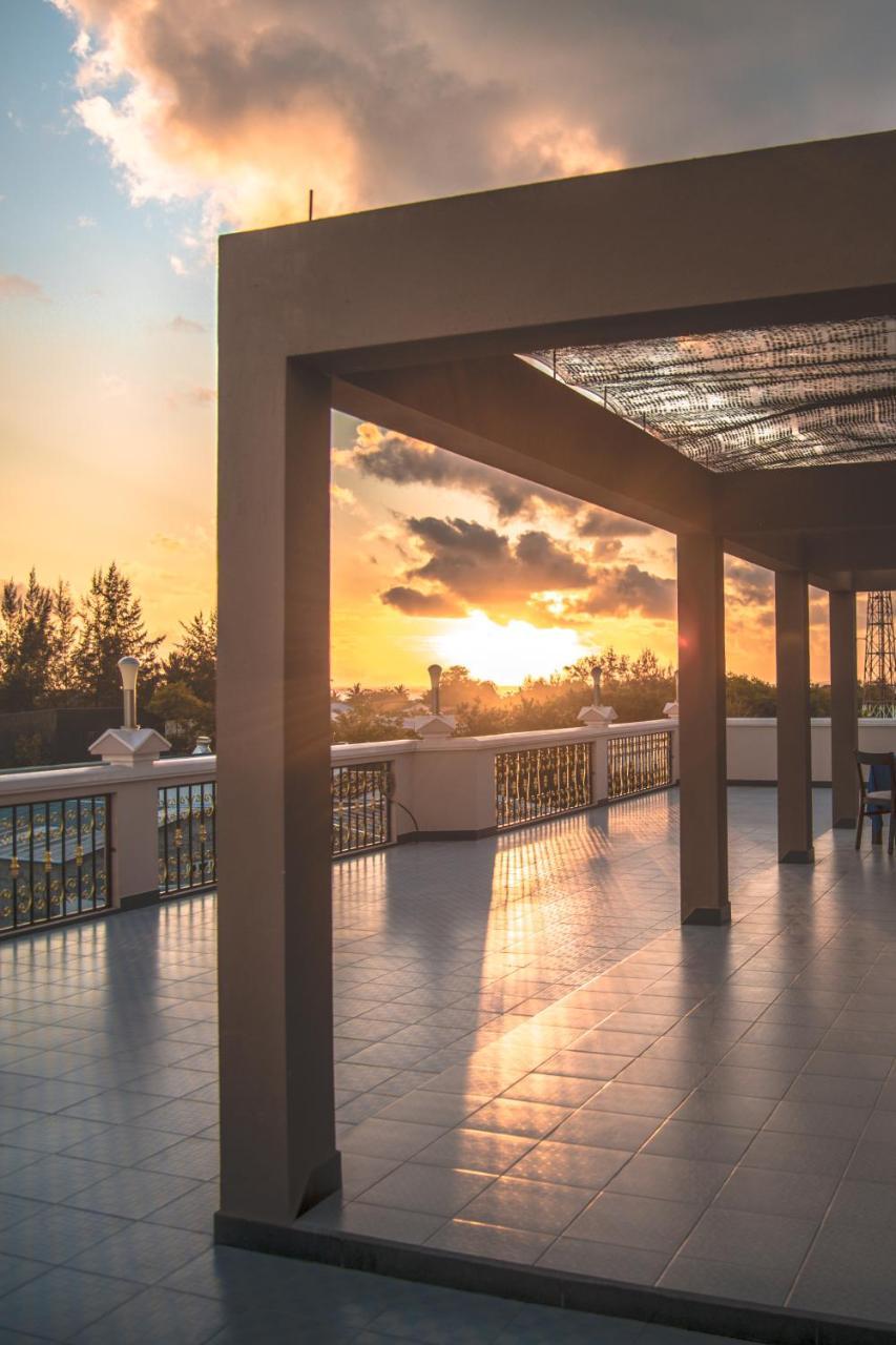 Abuharee Grand Hotel Addu Atoll Kültér fotó