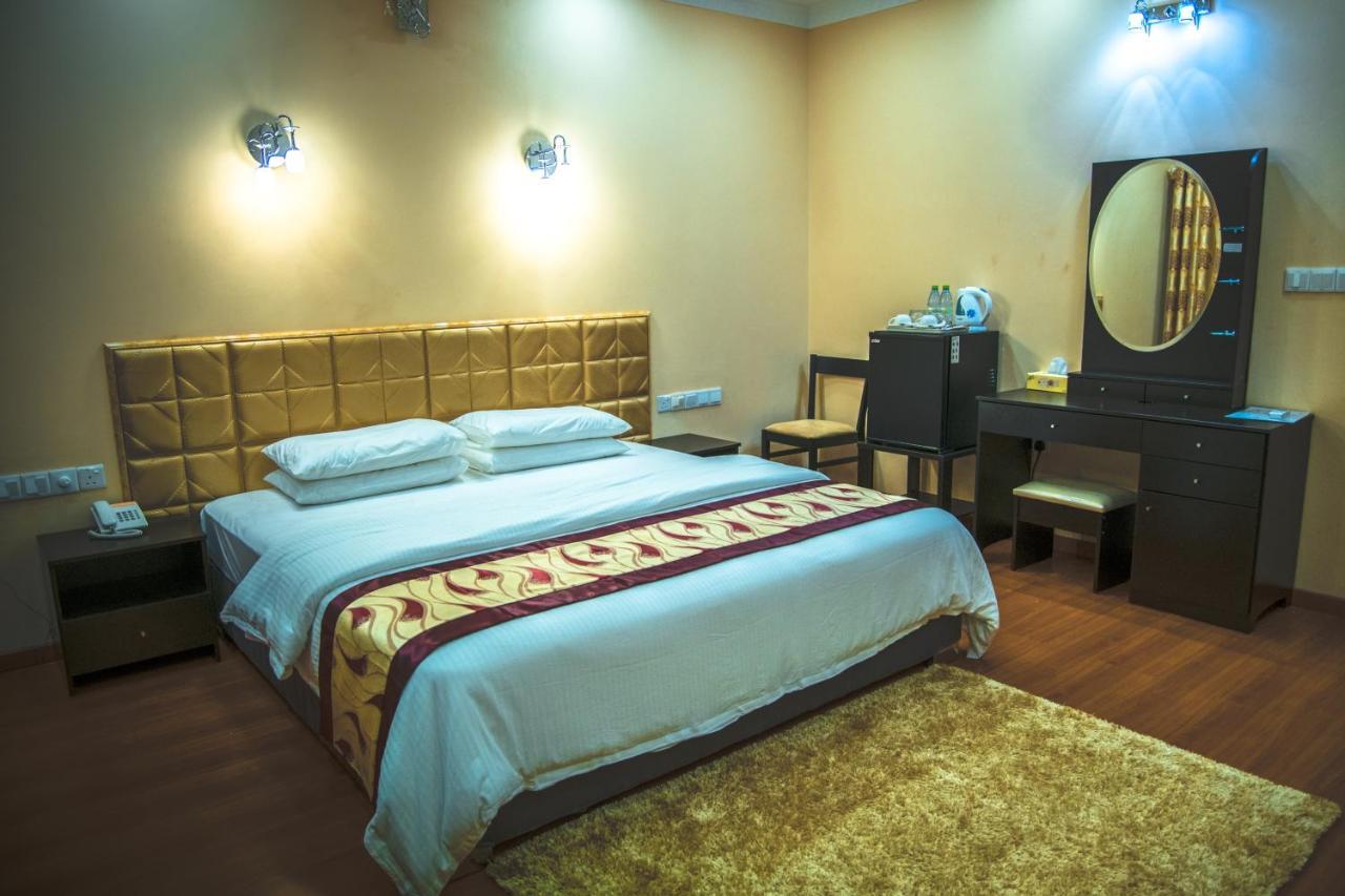 Abuharee Grand Hotel Addu Atoll Kültér fotó